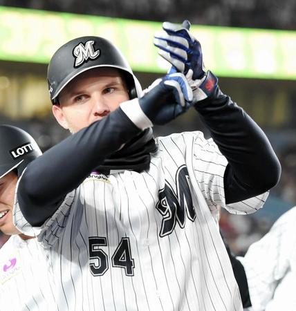 ６回、逆転の左越え３ランを放ち、寿司ポーズを決めるレアード（撮影・開出牧）