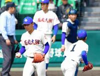 　盛岡大付・阿部（１）に代わり登板する盛岡大付・大谷＝甲子園（撮影・中田匡峻）