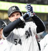 ６回、逆転の左越え３ランを放ち、寿司ポーズを決めるレアード（撮影・開出牧）