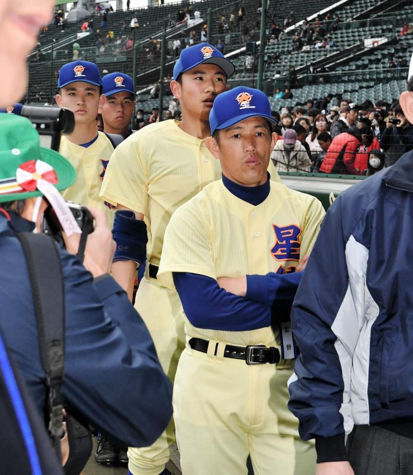 試合後不満げな表情でグラウンドを後にする星稜の林監督＝甲子園（撮影・持木克友）