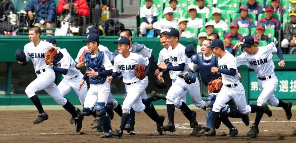 盛岡大付に勝利し、笑顔で駆け出す龍谷大平安ナイン＝甲子園（撮影・中田匡峻）