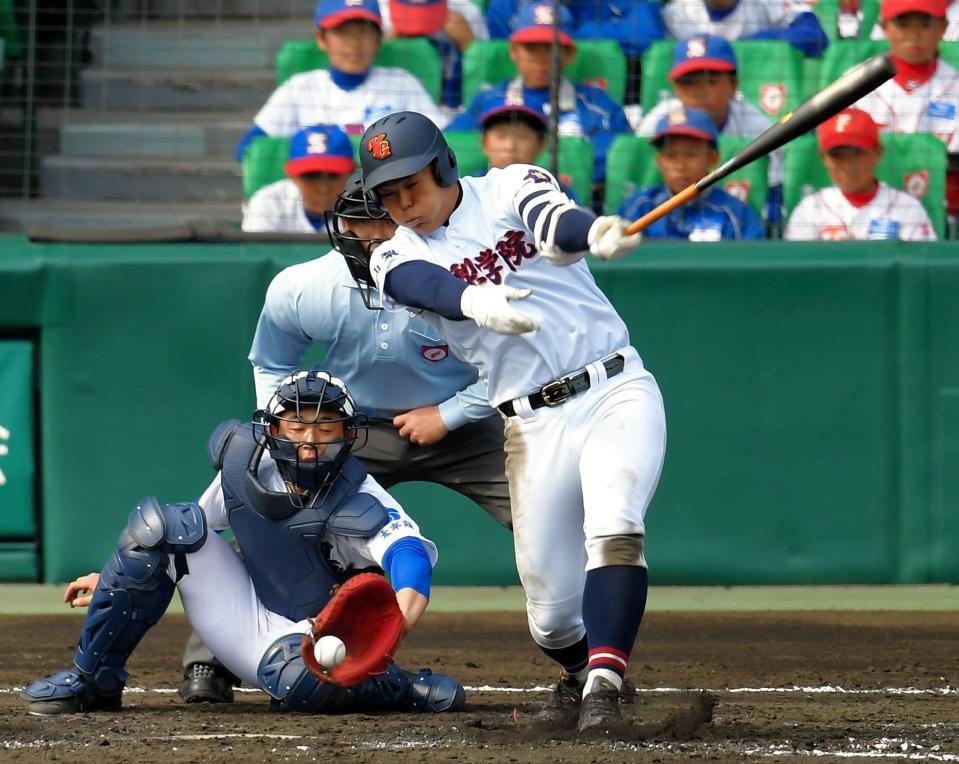 ５回山梨学院１死一、二塁、空振り三振に倒れる山梨学院・野村＝甲子園（撮影・中田匡峻）