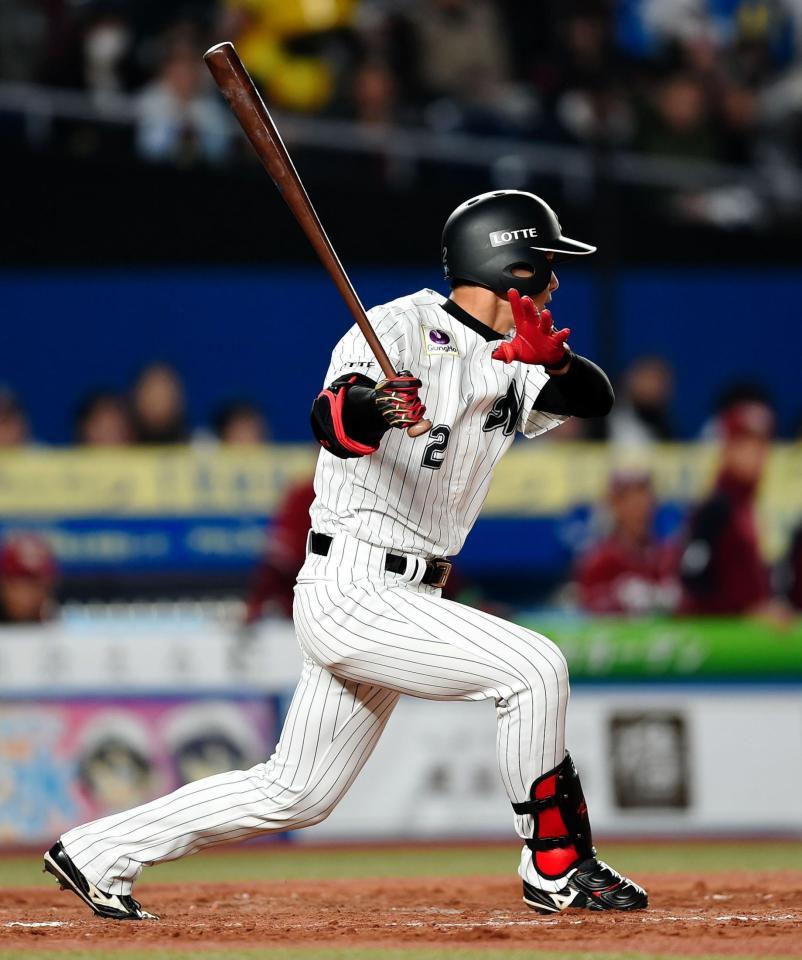 ７回、プロ初安打となる遊撃内野安打を放つ藤原（撮影・開出牧）