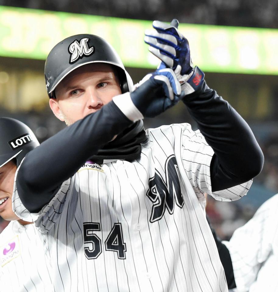 ６回、逆転の左越え３ランを放ち、寿司ポーズを決めるレアード（撮影・開出牧）