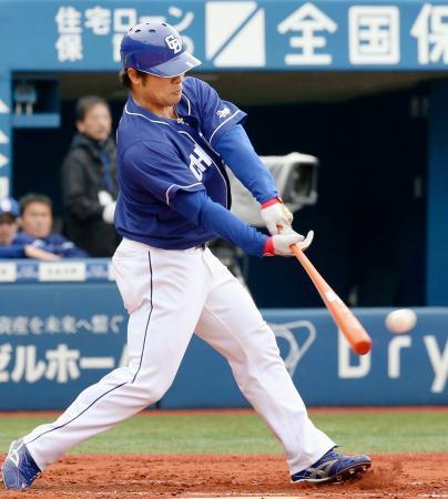 　３回中日１死二塁、平田が左越えに先制二塁打を放つ＝横浜