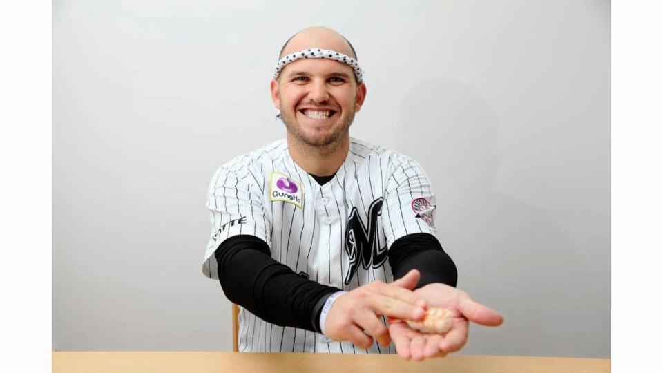 スシを握るレアード