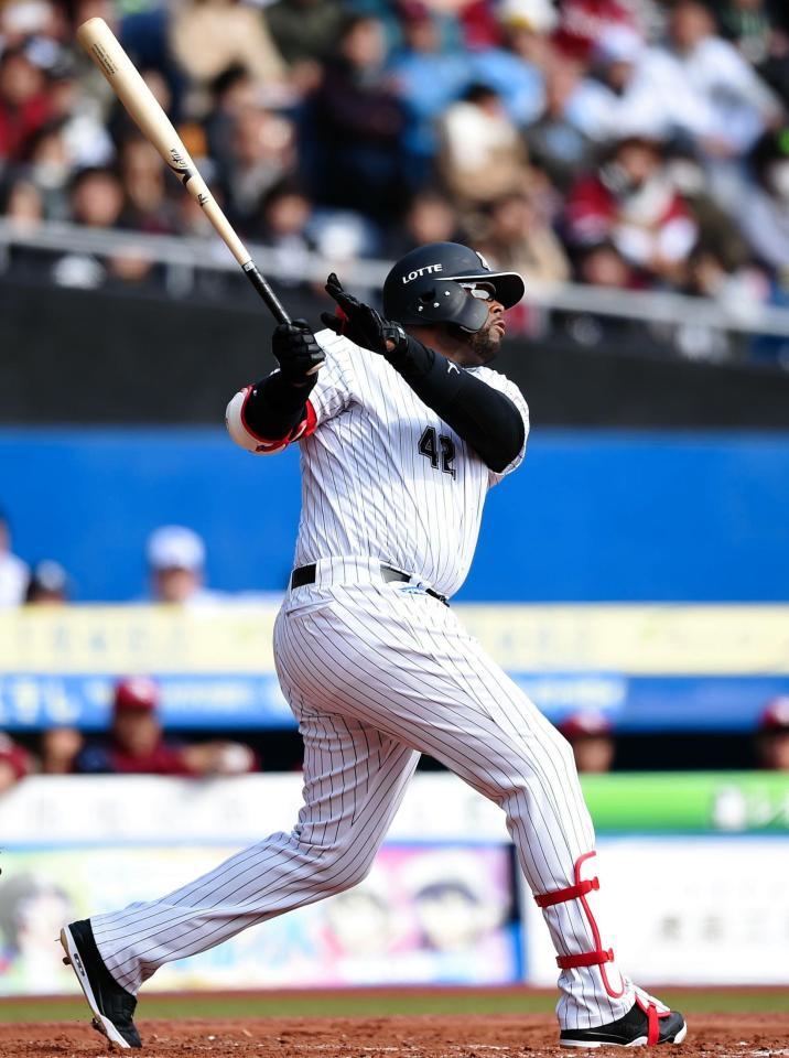 　２回、先制の中前適時打を放つバルガス（撮影・開出牧）