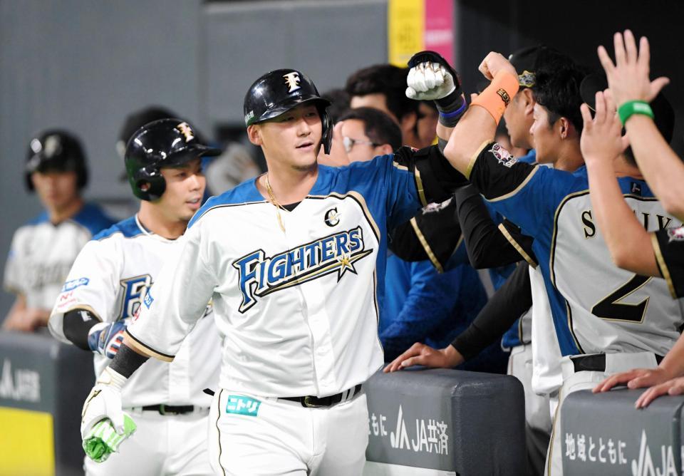 　３回、２ランを放ちナインとタッチする中田（撮影・棚橋慶太）