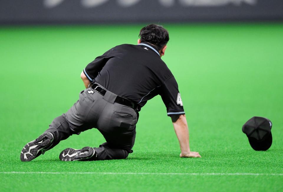 　４回、大田の打球をよけ転倒する橋本三塁塁審（撮影・棚橋慶太）
