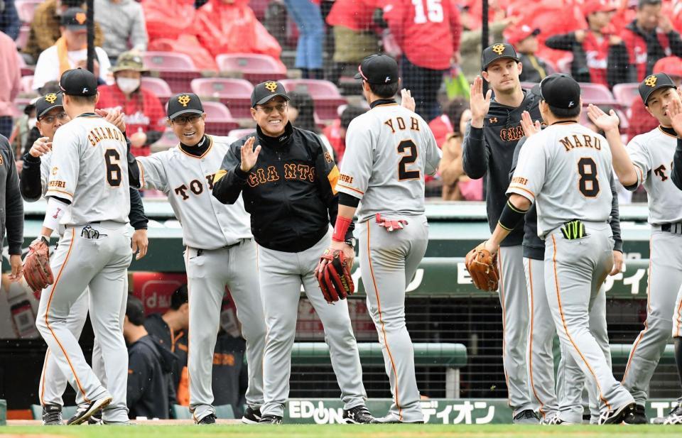 　笑顔でナインを迎える原監督（撮影・飯室逸平）