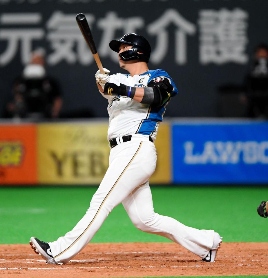 　３回、左越えに２試合連続弾となる同点２ランを放つ中田（撮影・棚橋慶太）