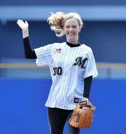 始球式で笑顔を見せるシャーロット・ケイト・フォックス＝ＺＯＺＯマリン（撮影・出月俊成）