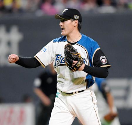 ７回、オリックス・若月健矢から空振り三振にを奪い雄たけびを上げる日本ハム・有原航平＝札幌ドーム（撮影・棚橋慶太）