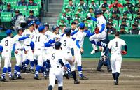 サヨナラ勝利で歓喜にわく明豊ナイン＝甲子園（撮影・中田匡峻）