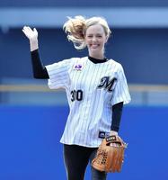 始球式で笑顔を見せるシャーロット・ケイト・フォックス＝ＺＯＺＯマリン（撮影・出月俊成）