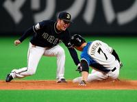 ３回、二塁に滑り込む日本ハム・西川遥輝（左はオリックス・大城滉二）＝札幌ドーム（撮影・棚橋慶太）