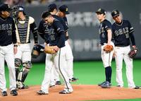 ５回、日本ハム・王柏融に適時打を浴び降板するオリックス・榊原翼（６１番）＝札幌ドーム（撮影・棚橋慶太）