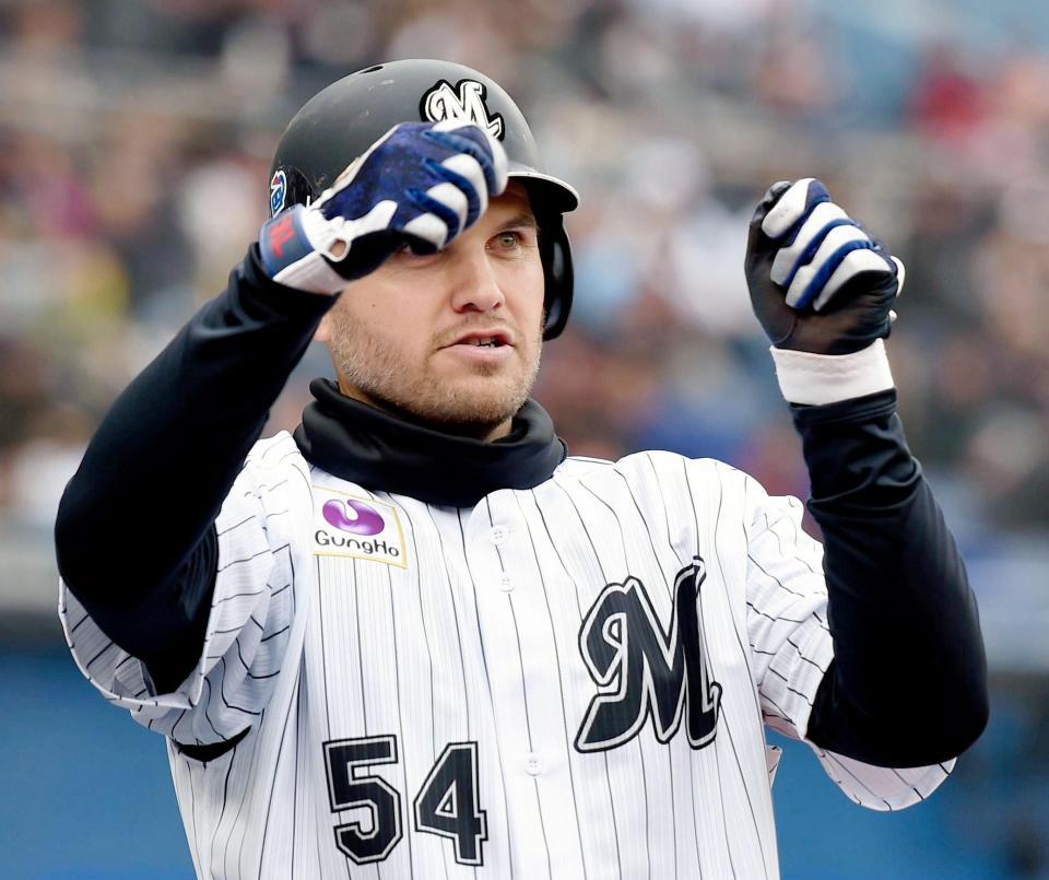 ５回、左越えソロを放ち、釣りポーズを見せるレアード（撮影・開出牧）