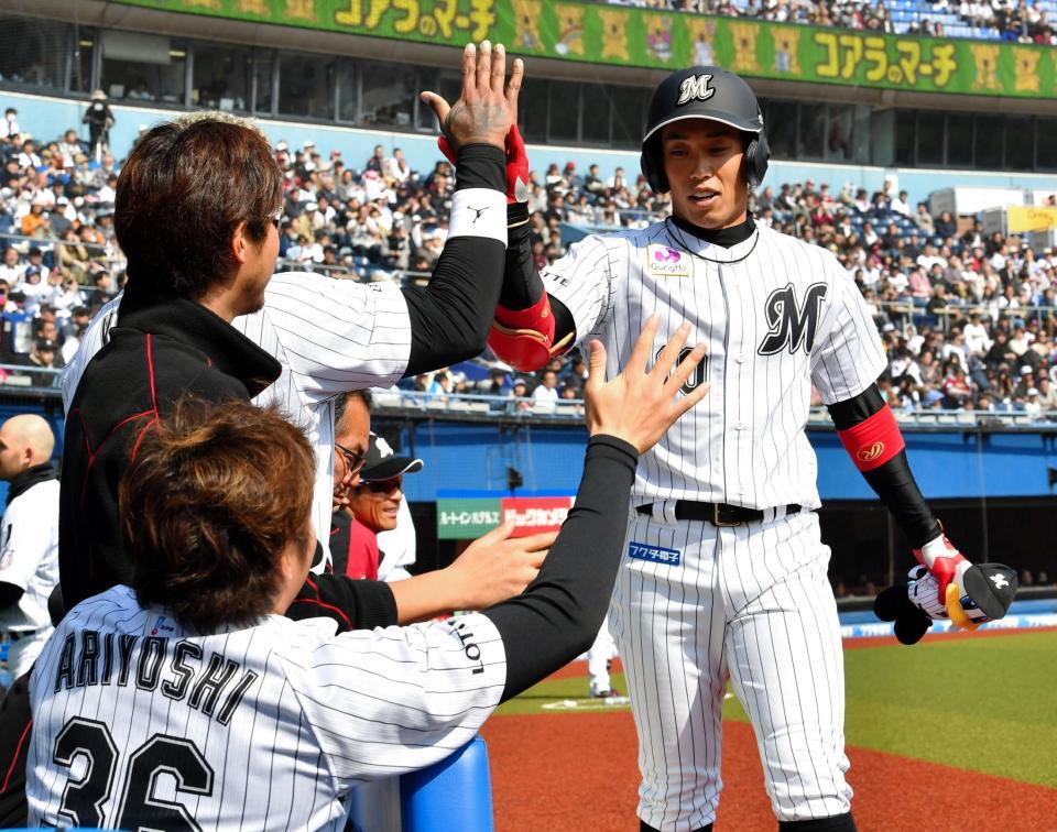 １回、先制ソロを放ち、ナインに迎えられるロッテ・加藤翔平（右）＝ＺＯＺＯマリン（撮影・出月俊成）