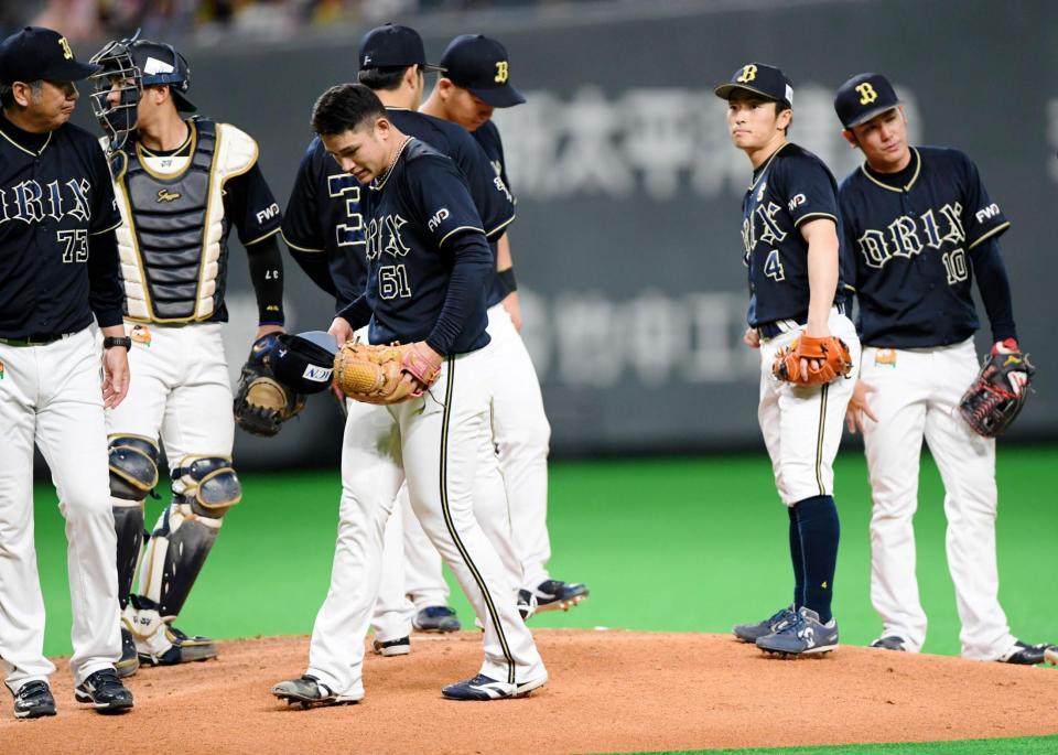 ５回、日本ハム・王柏融に適時打を浴び降板するオリックス・榊原翼（６１番）＝札幌ドーム（撮影・棚橋慶太）