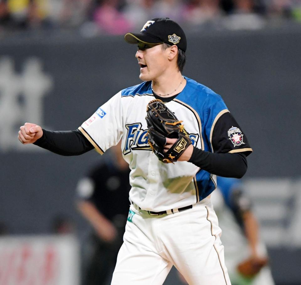 ７回、オリックス・若月健矢から空振り三振にを奪い雄たけびを上げる日本ハム・有原航平＝札幌ドーム（撮影・棚橋慶太）