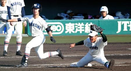 　一塁の守備を守る市和歌山・滝谷（撮影・中田匡峻）