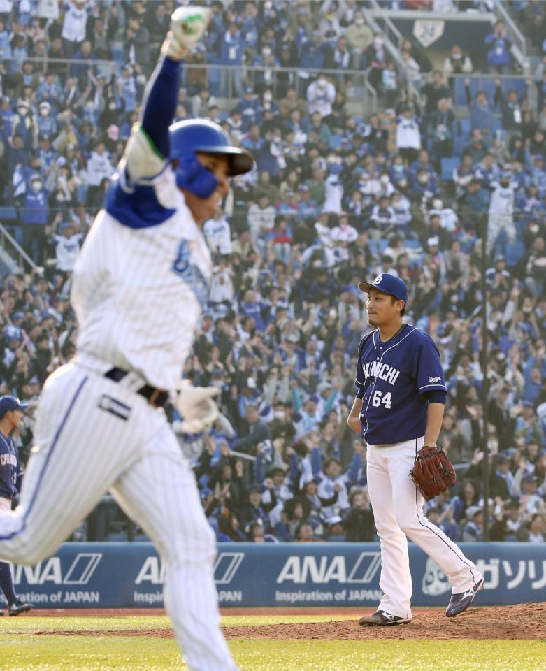 　９回ＤｅＮＡ１死一、三塁、代打佐野（左）にサヨナラ打を許した中日・小熊＝横浜