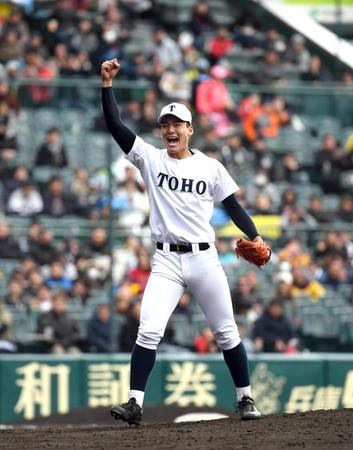 決勝進出を決めガッツポーズの東邦・石川＝甲子園（撮影・山口登）