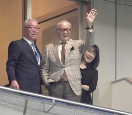 　笑顔で手を振る巨人・長嶋茂雄終身名誉監督。右は三奈さん＝東京ドーム（撮影・金田祐二）