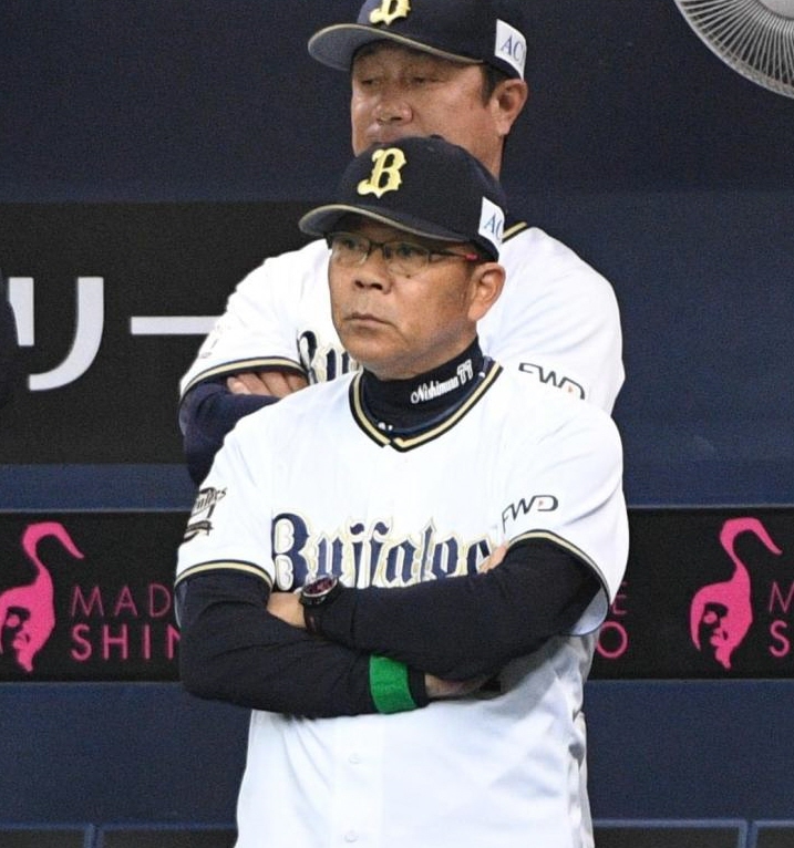 　９回、グラウンドを見つめるオリックス・西村監督