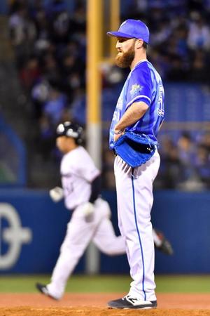 ８回、ヤクルト・雄平（左）に同点３ランを許したＤｅＮＡ３番手のパットン