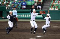 優勝を決め喜ぶ東邦・石川（中央）＝甲子園（撮影・山口登）
