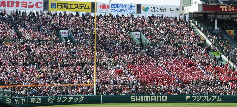 富岡西のアルプス席は満員で、ナインに声援を送る＝甲子園（３月２６日）