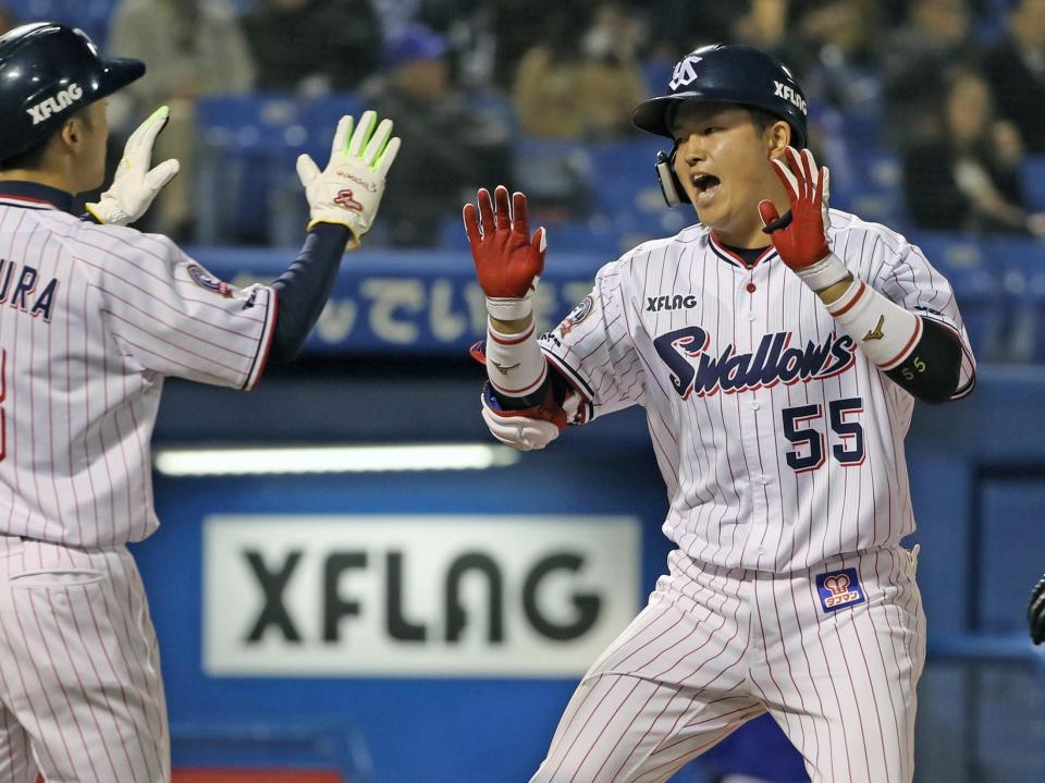 　２回、左越えに同点２ランを放ち生還する村上（右）