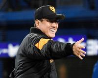 笑顔でナインを出迎える巨人・原辰徳監督＝横浜スタジアム（撮影・棚橋慶太）