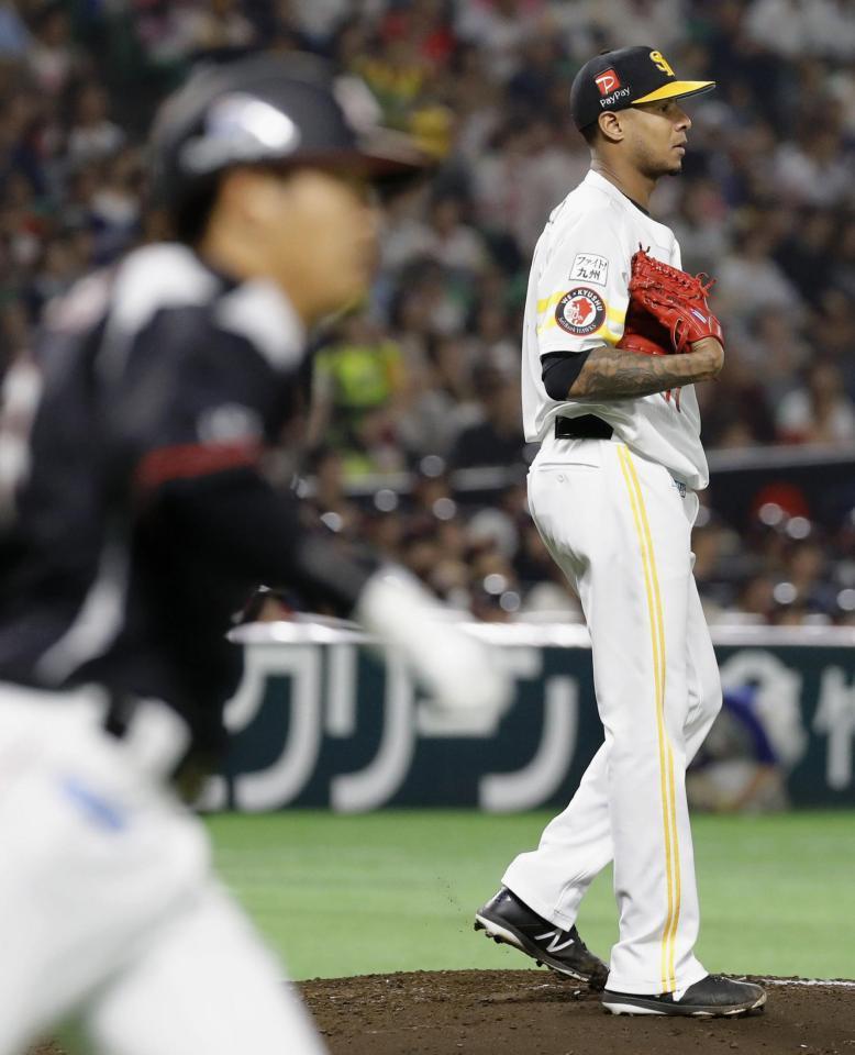 　３回、中村奨（手前）に本塁打を浴びたソフトバンクのミランダ＝ヤフオクドーム