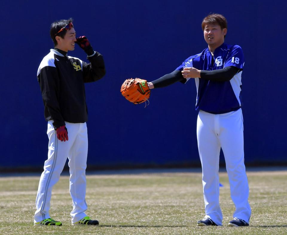 　ソフトバンク・和田㊧と話す松坂＝ナゴヤ球場