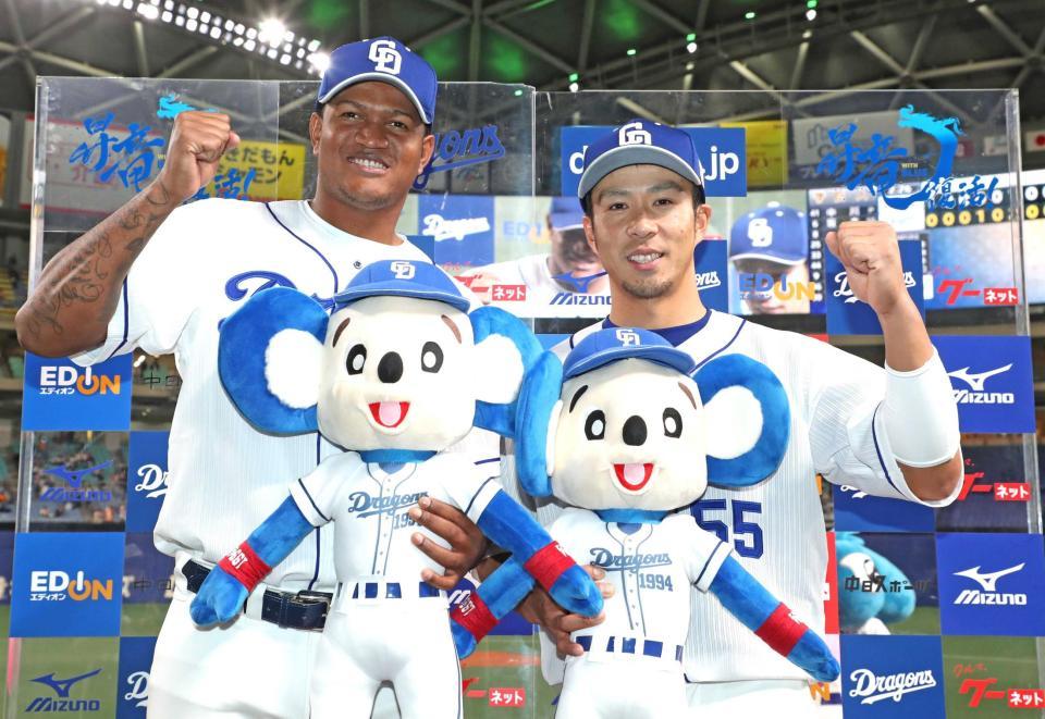 　ヒーローインタビューでガッツポーズする福田（右）とロメロ