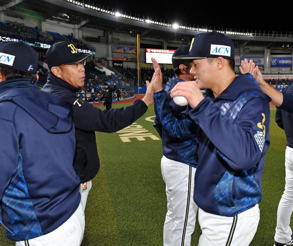 オリックス・山本由伸を迎えるオリックス・西村徳文監督（左）＝ＺＯＺＯマリン（撮影・出月俊成）