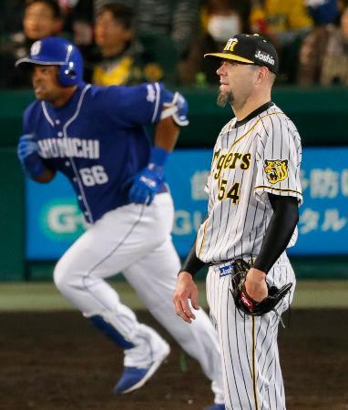 　６回中日１死一塁、ビシエド（左）に２打席連続本塁打となる２ランを浴びた阪神・メッセンジャー＝甲子園