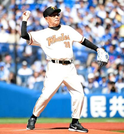 ファーストピッチセレモニーを務めた土井淳氏＝横浜スタジアム（撮影・中田匡峻）