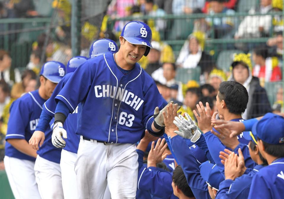 ８回、満塁本塁打を放った中日・堂上直倫はナインとタッチを交わす＝甲子園（撮影・北村雅宏）