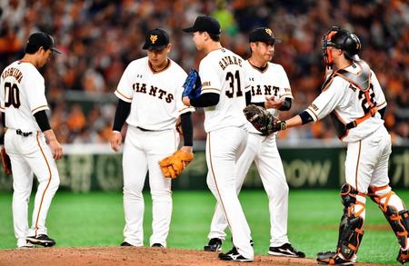 ３回、３ランを浴びた巨人・畠世周（３１）の元へ集まる巨人ナイン＝東京ドーム（撮影・西岡正）