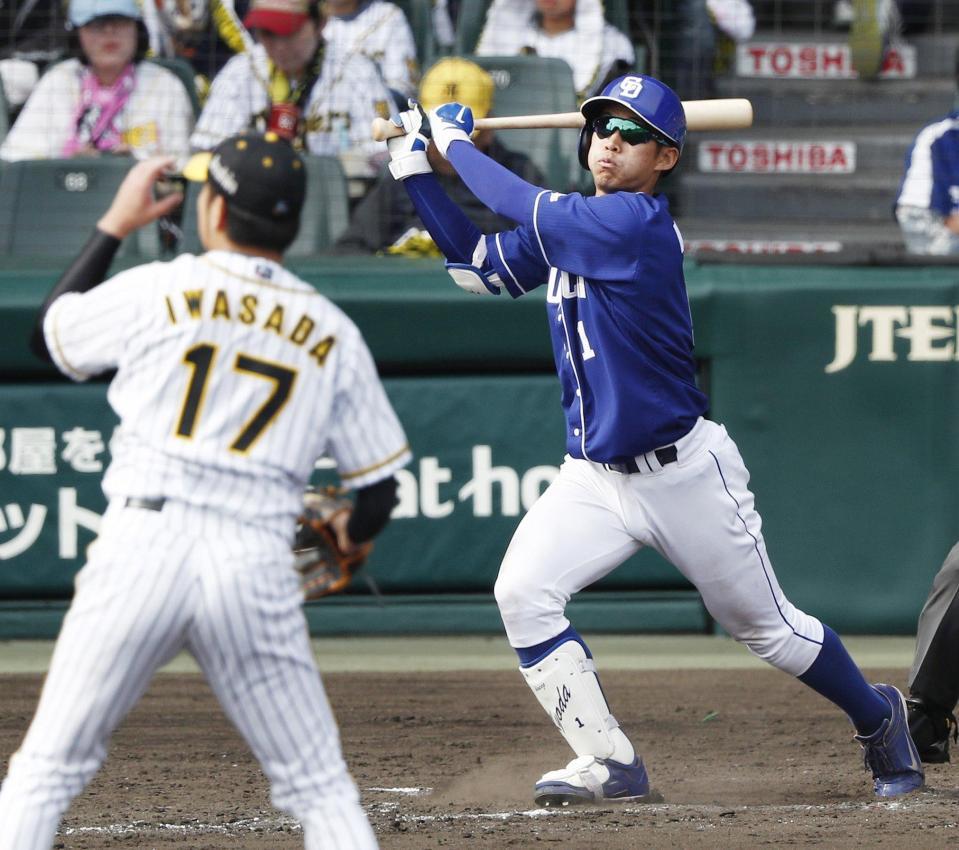 　４回中日無死、京田が右越えに満塁本塁打を放つ。投手岩貞＝甲子園