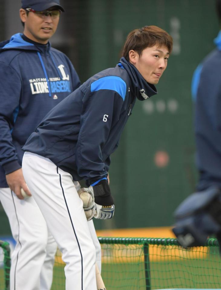 １３日に死球を受けた右手にサポーターを着けて姿を見せた西武・源田壮亮＝メットライフドーム（撮影・金田祐二）