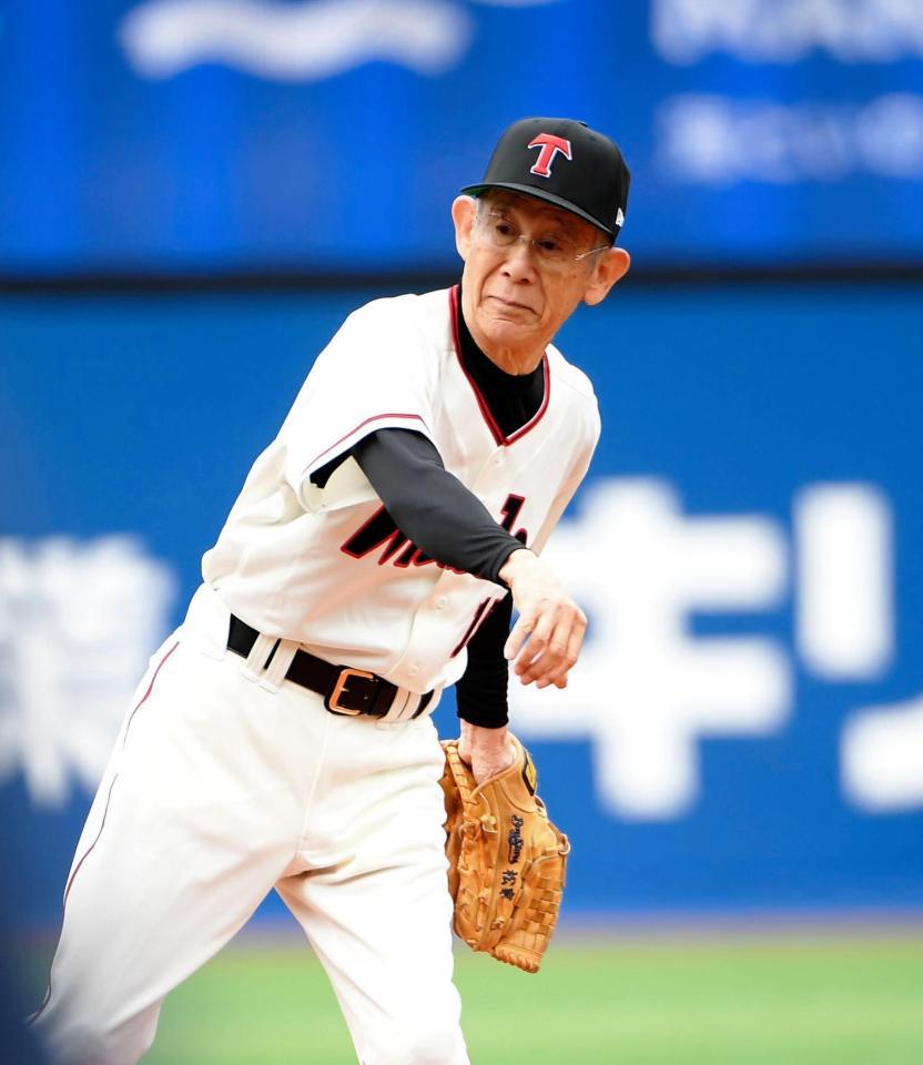 試合前のセレモニーで投球する稲川誠氏＝横浜スタジアム（撮影・中田匡峻）