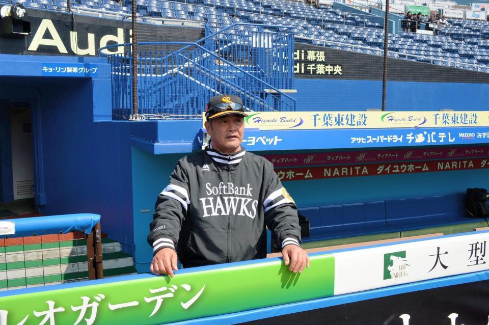 　改装されたＺＯＺＯマリンスタジアムのベンチで、試合中に立つ位置を確かめる工藤監督