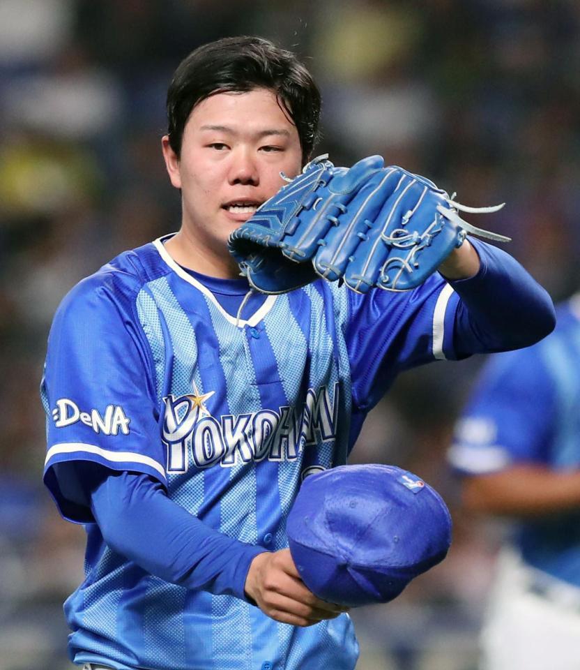 　悔しそうにベンチに戻る上茶谷