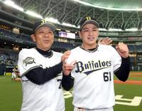 　プロ入り初勝利のオリックス・榊原翼（右）は西村徳文監督から祝福される