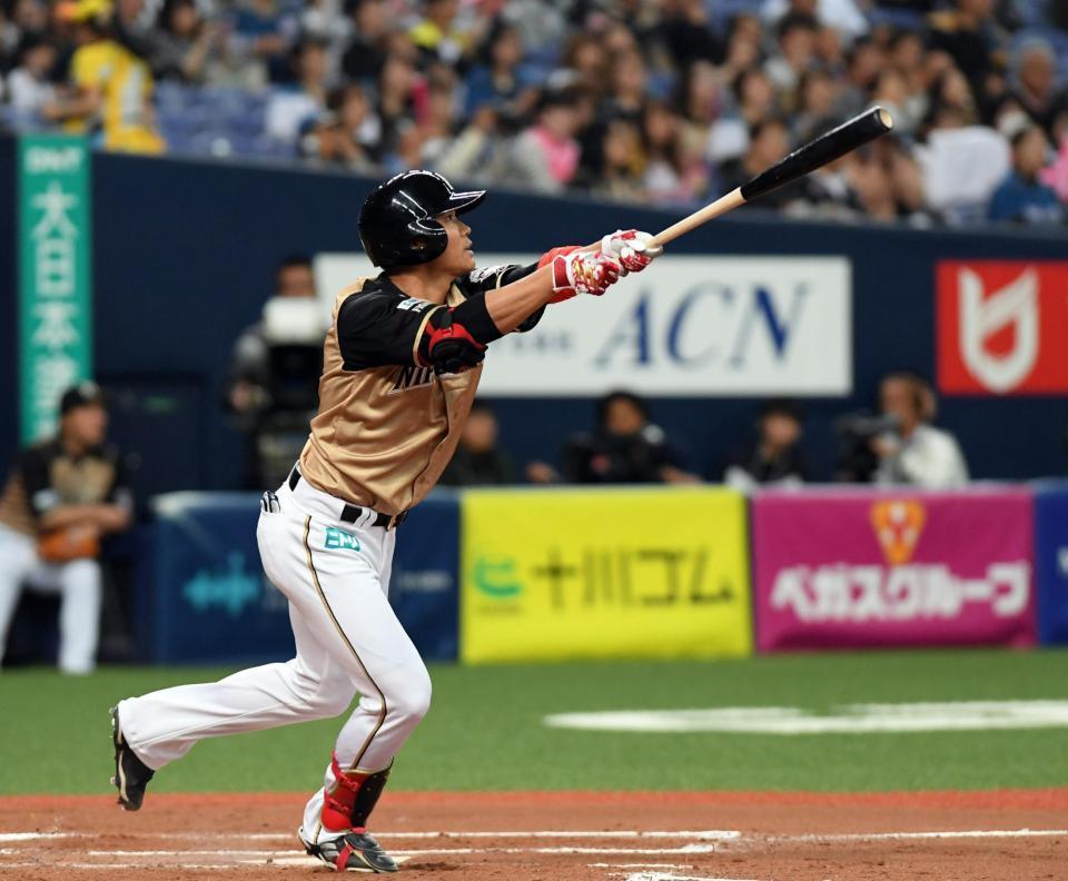 　７回、日本ハム・王柏融は右中間に２ランを放つ